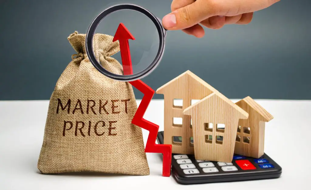 Calculating Cap Rate market price growth. Market price and an up arrow with a calculator and wooden houses. The concept of increasing housing prices. Rising rent. Real estate market growth.